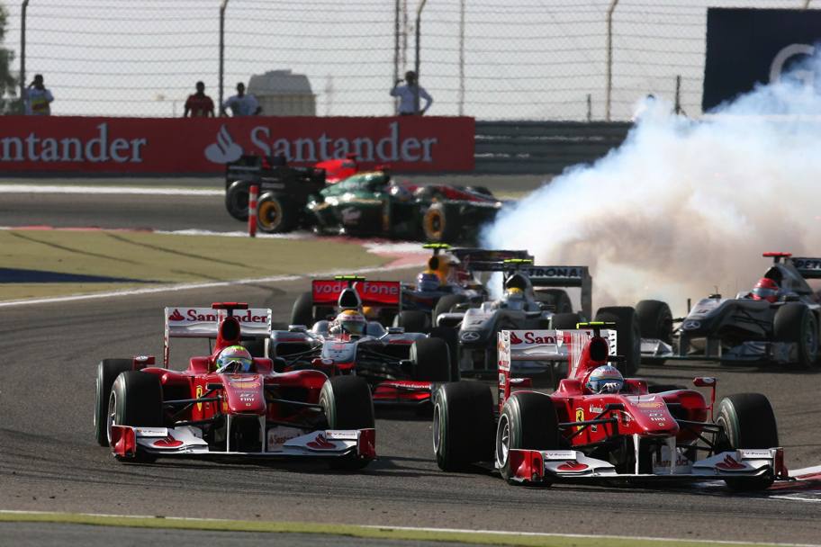 GP Bahrain 2010, Alonso si presenta così alla Ferrari: infila  con decisione Massa dopo poche curve e mette le basi del suo primo successo con la rossa. LaPresse